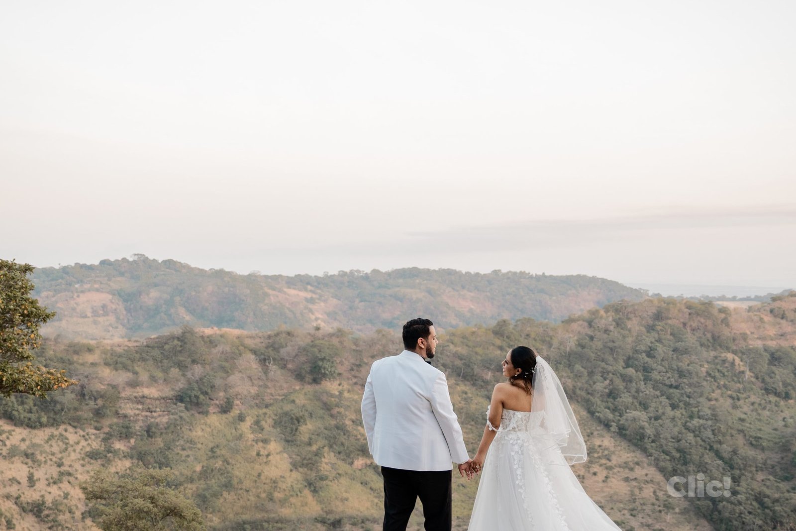 Novios contemplando las montañas el día de su boda en El Salvador